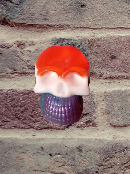 tête de mort bleu-blanc rouge